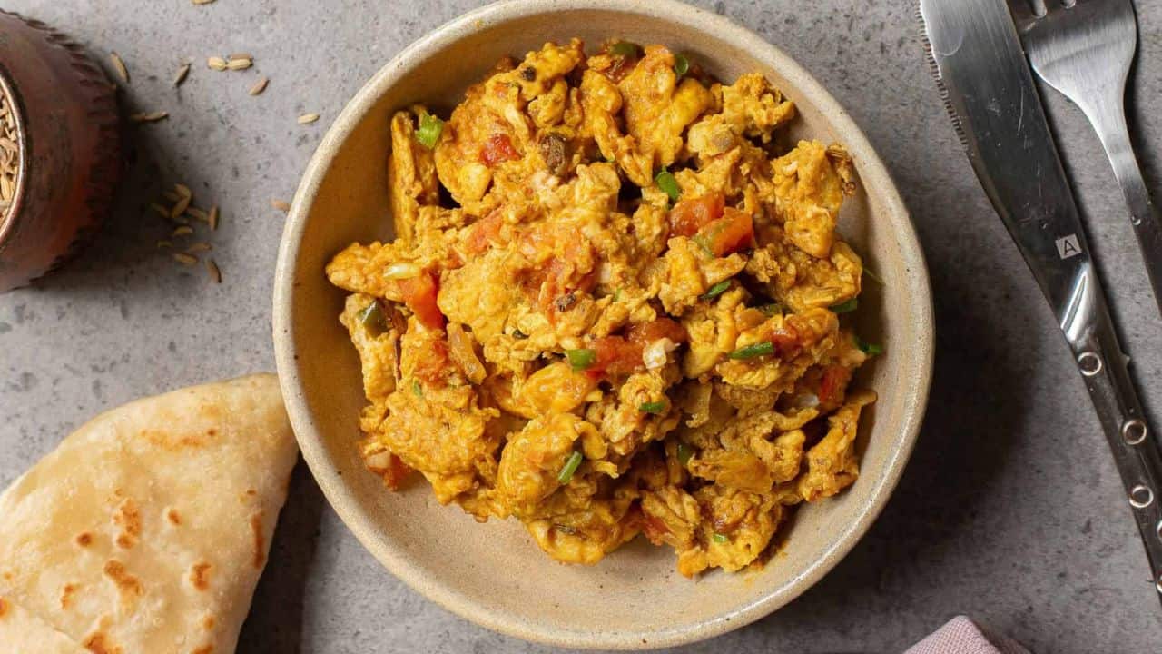 A bowl fiiled with Egg Bhurji.
