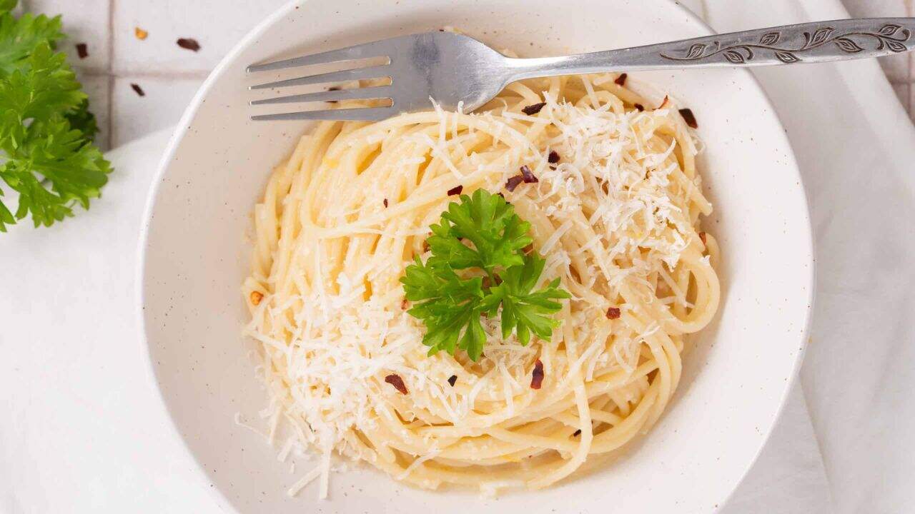 An image of lemon butter pasta in a bowl.