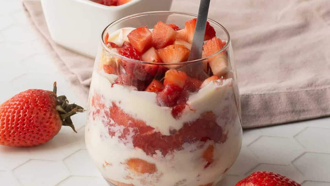 An image of two glasses filled with strawberry tiramisu.