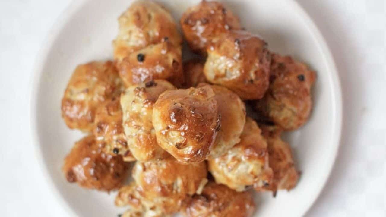 A stack of apple-granola baked bimuelos.