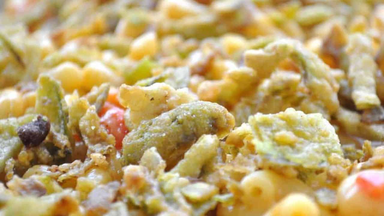 Close-up of spicy jalapeño macaroni and cheese with crispy topping.
