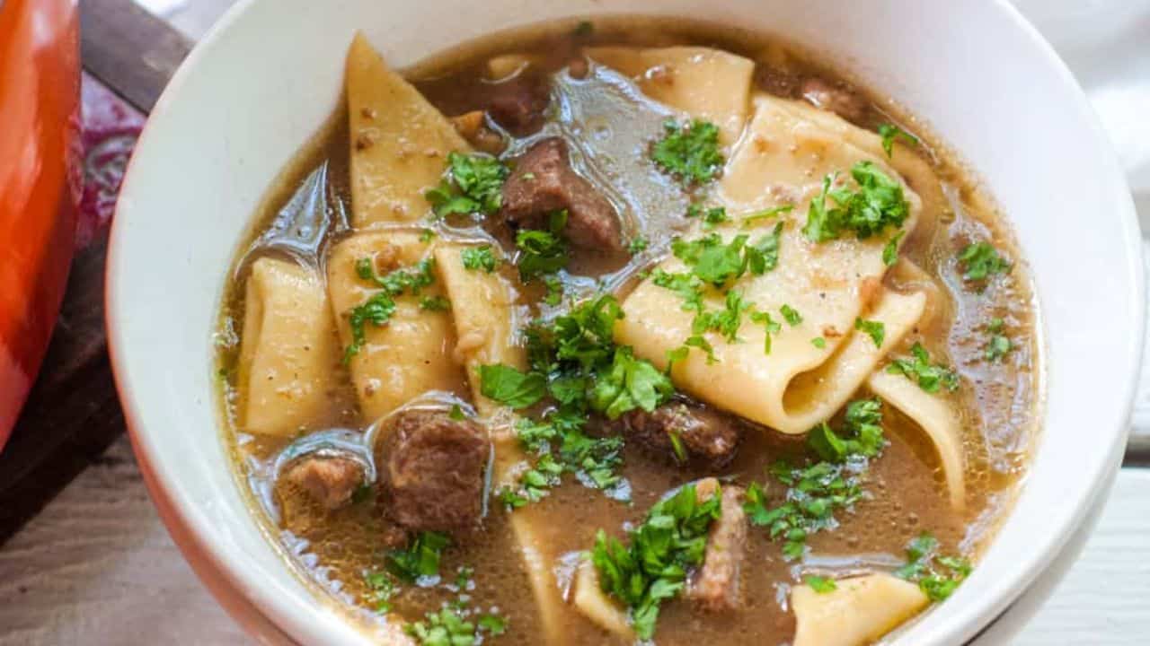 A bowl of beef and noodles.